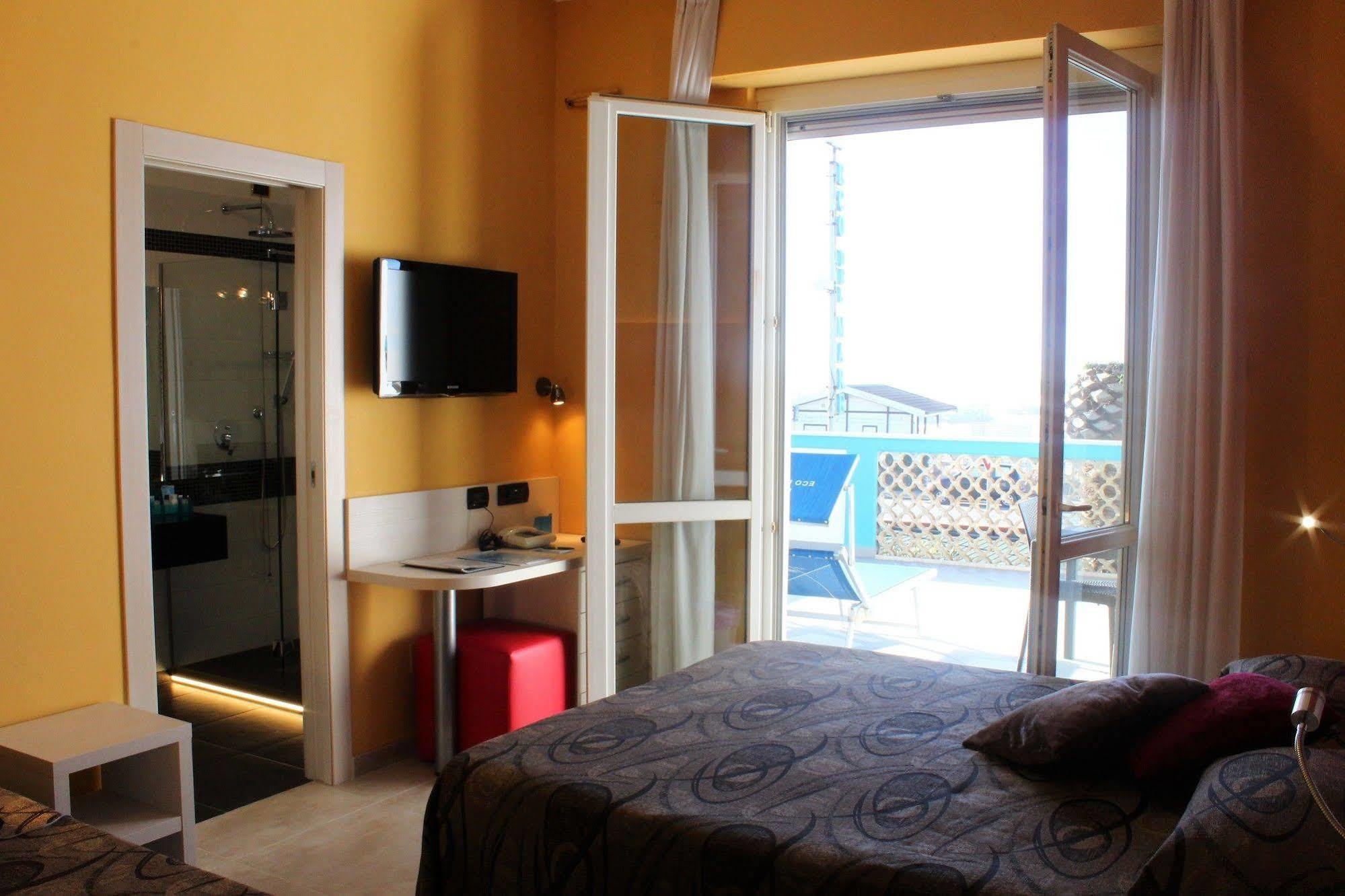 Hotel Eco Del Mare Marina di Massa Exteriör bild