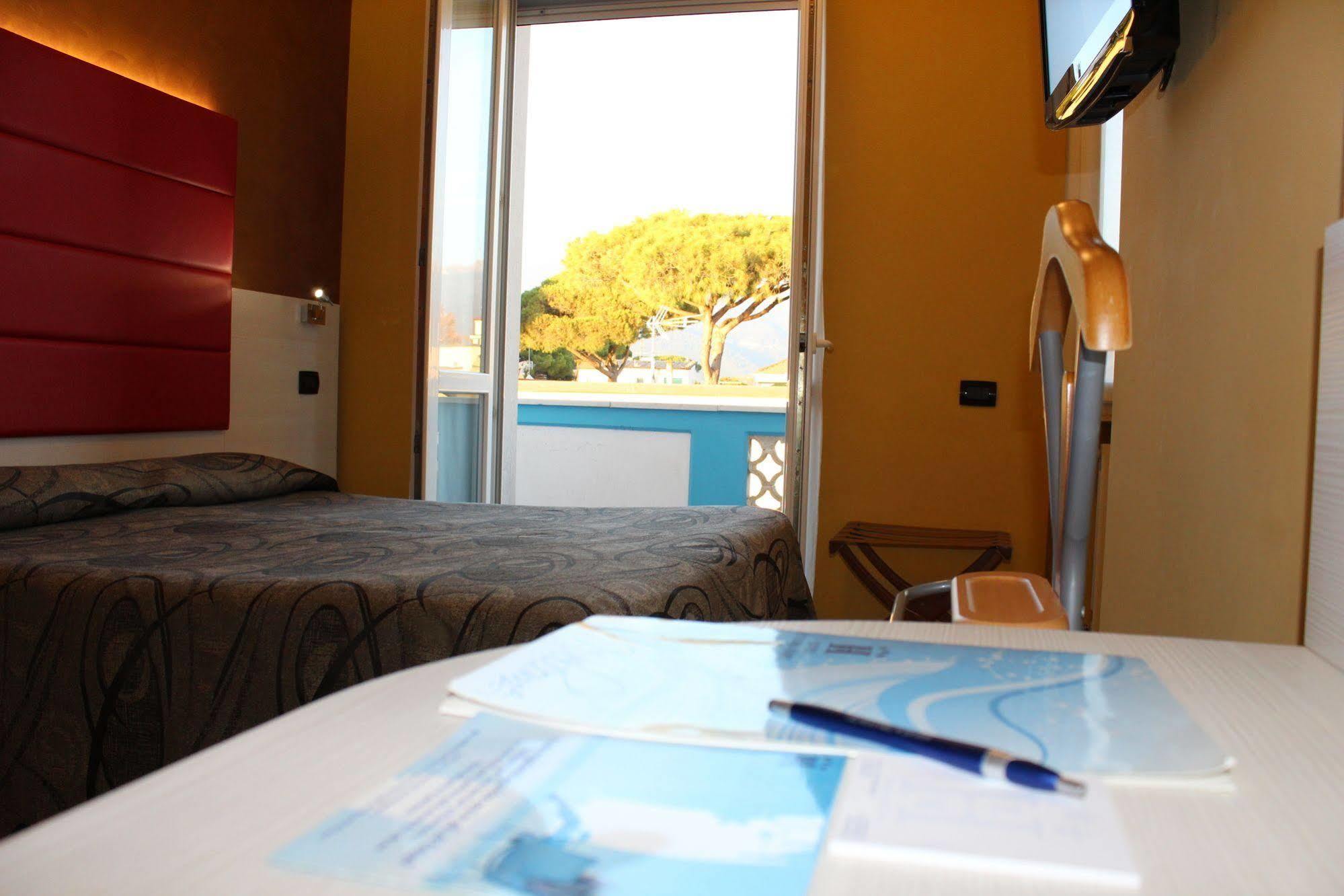 Hotel Eco Del Mare Marina di Massa Exteriör bild